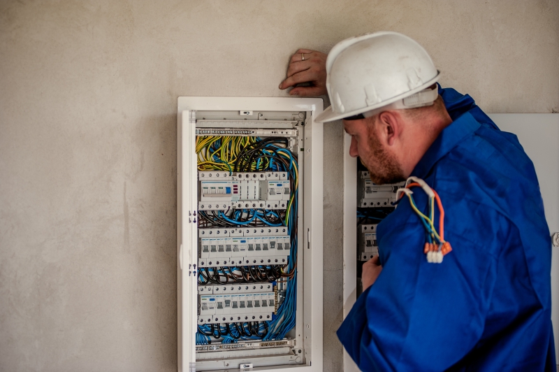 electricite-CHATEAUVERT-min_electrician-2755683